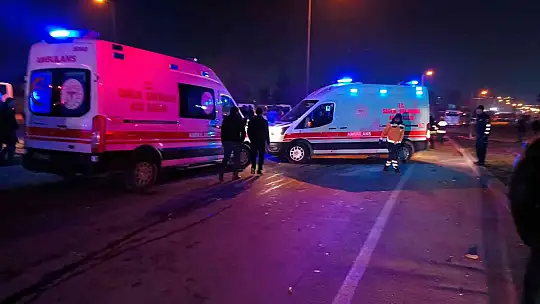 Gaziantep'te otomobille çarpışan işçi servisi devrildi: 2'si ağır 10 yaralı