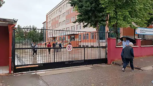 Gaziantep'te oy verme işlemi yoğun yağmur altında başladı