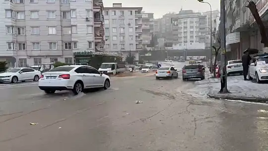Gaziantep'te sağanak ve dolu yağışı etkili oluyor