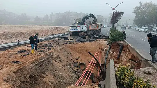 Gaziantep'te sağanak yağış nedeniyle yol çöktü