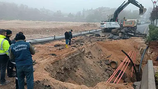 Gaziantep'te sağanak yağış nedeniyle yol çöktü