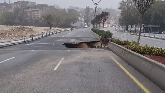 Gaziantep'te sağanak yağış nedeniyle yol çöktü