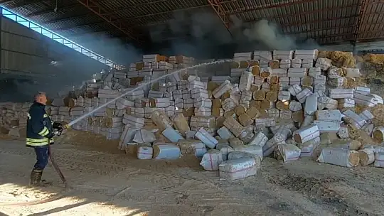 Gaziantep'te saman balyalarının bulunduğu depoda yangın