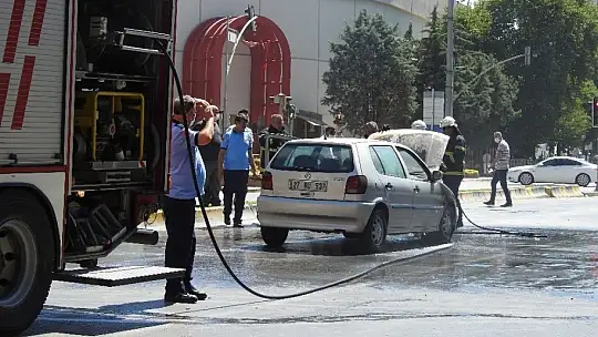 Gaziantep'te seyir halindeki araç alev aldı