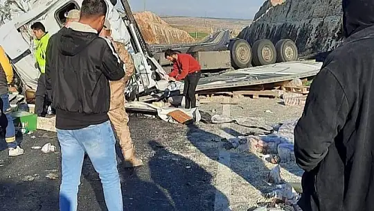 Gaziantep'te seyir halindeki gıda yüklü tır devrildi