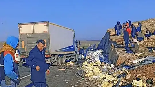 Gaziantep'te seyir halindeki gıda yüklü tır devrildi