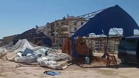 Gaziantep'te şiddetli rüzgar yemekhanenin çatısını uçurdu