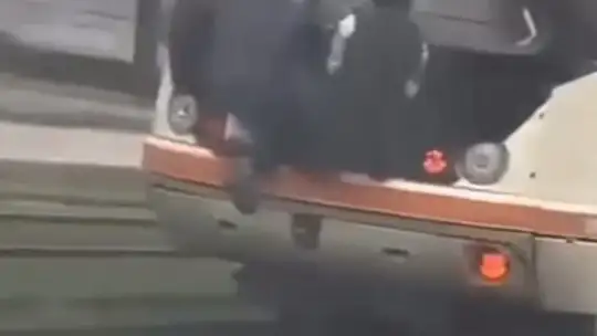 Gaziantep'te tramvayın arkasına tutunan iki çocuk canlarını hiçe saydı