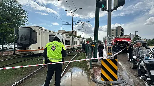 Gaziantep'te tramvayın üzerine yıldırım düştü