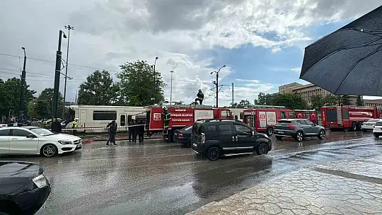 Gaziantep'te tramvayın üzerine yıldırım düştü