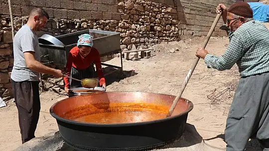 Gaziantep'te üzümden yapılan tatlı tarhana mesaisi başladı