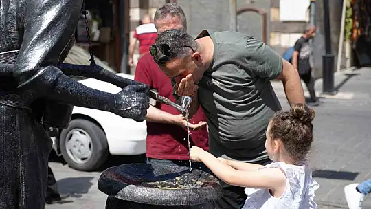 Gaziantep'te vatandaşlar serinlemek için çeşme sırası bekledi