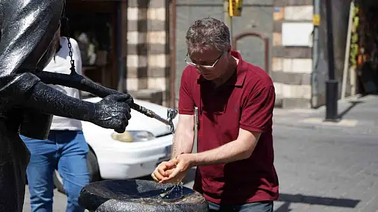 Gaziantep'te vatandaşlar serinlemek için çeşme sırası bekledi