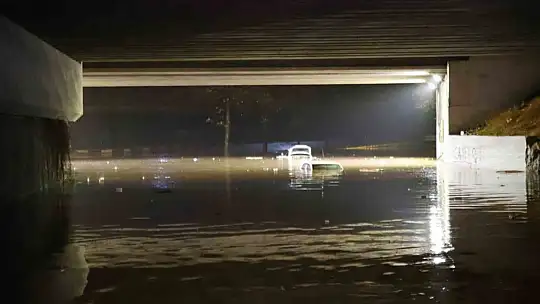Gaziantep'te yağış nedeniyle köprülü kavşakta 5 araç sular altında kaldı