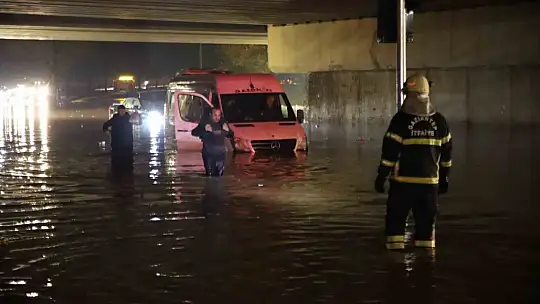 Gaziantep'te yağış nedeniyle köprülü kavşakta 5 araç sular altında kaldı