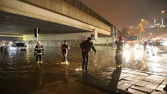 Gaziantep'te yağış nedeniyle köprülü kavşakta 5 araç sular altında kaldı