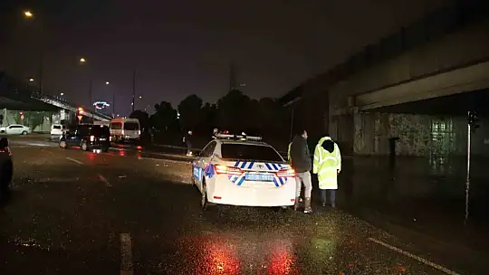 Gaziantep'te yağış nedeniyle köprülü kavşakta 5 araç sular altında kaldı