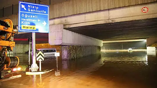 Gaziantep'te yağış nedeniyle köprülü kavşakta 5 araç sular altında kaldı