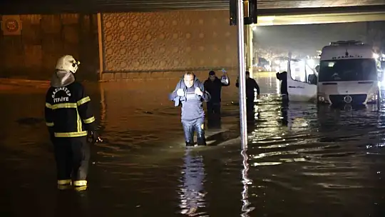Gaziantep'te yağış nedeniyle köprülü kavşakta 5 araç sular altında kaldı
