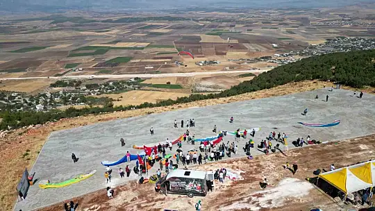 Gaziantep'te yamaç paraşütü heyecanını depremzede çocuklar merakla izledi