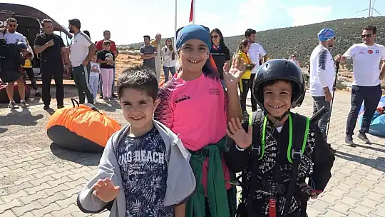 Gaziantep'te yamaç paraşütü heyecanını depremzede çocuklar merakla izledi