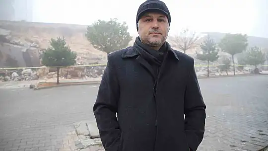 Gaziantep'te yoğun yağış sonrası istinat duvarı araçların üzerine çöktü