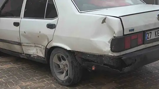 Gaziantep'te yoğun yağış sonrası istinat duvarı araçların üzerine çöktü