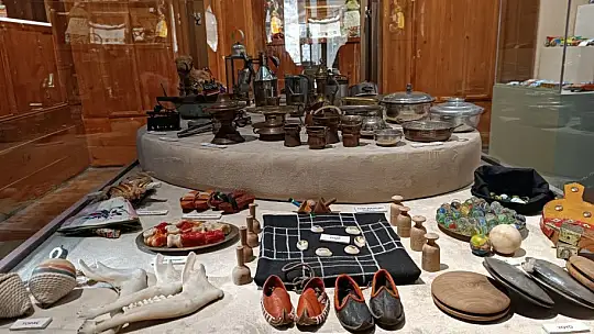 Gaziantep'teki 300 yıllık oyuncak tavşan ilgi görüyor