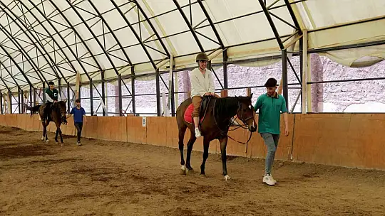 Gaziantep'teki afetzede gençlere atla terapi hizmeti