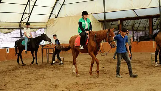 Gaziantep'teki afetzede gençlere atla terapi hizmeti
