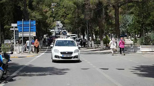 Gaziantep'teki mezarlıklar ve şehitliklerde Arefe yoğunluğu