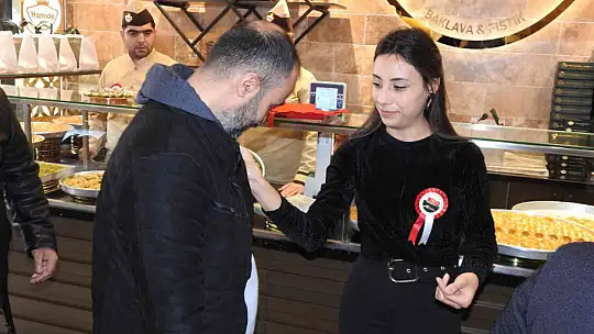 Gaziantepli gazi baklavacıdan şehitler günü etkinliği