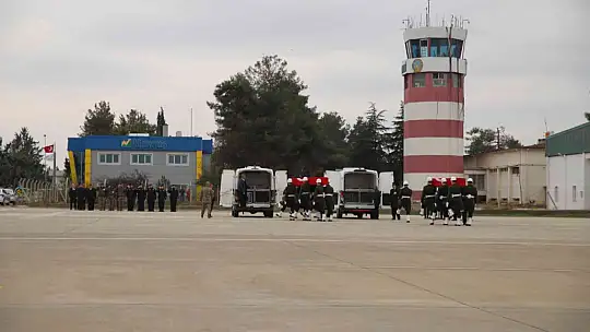 Gaziantepli şehitler için havalimanında tören