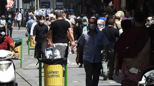 Gaziantepliler artan vaka sayısına ve bunaltıcı sıcağa rağmen sokakta