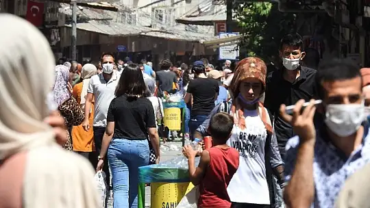 Gaziantepliler artan vaka sayısına ve bunaltıcı sıcağa rağmen sokakta