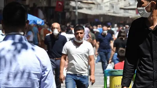 Gaziantepliler artan vaka sayısına ve bunaltıcı sıcağa rağmen sokakta