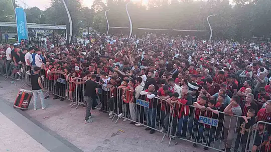Gaziantepliler takımlarının kritik maçını dev ekrandan takip ediyor