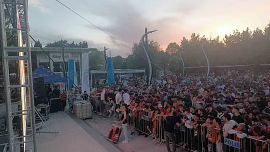 Gaziantepliler takımlarının kritik maçını dev ekrandan takip ediyor