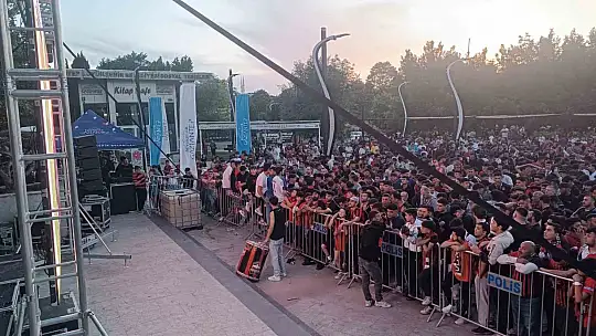Gaziantepliler takımlarının kritik maçını dev ekrandan takip ediyor