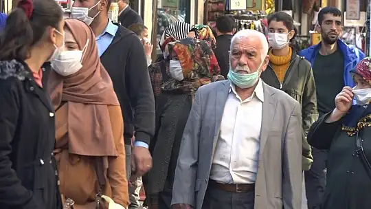 Gaziantepliler yeni yasaklara rağmen dışarıda
