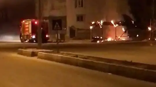 Gecenin karanlığını patlayan elektrik kabloları aydınlattı