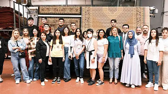 Geleceğin tasarımcıları halı fabrikasını ziyaret etti