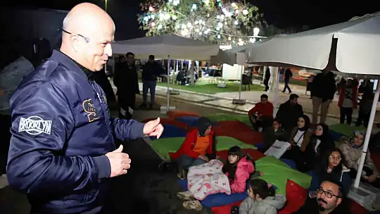 Geleneksel Türk gölge oyunuyla depremzede çocukları eğlendiriyorlar