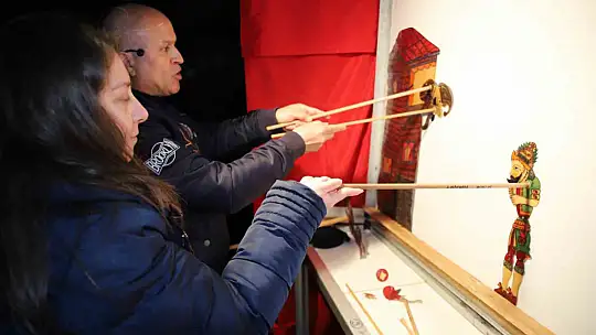 Geleneksel Türk gölge oyunuyla depremzede çocukları eğlendiriyorlar