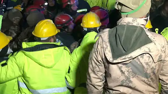 Genç kız 159 saat sonra enkazdan sağ olarak çıkartıldı