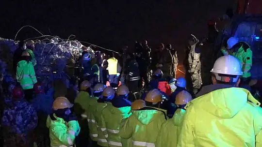 Genç kız 159 saat sonra enkazdan sağ olarak çıkartıldı