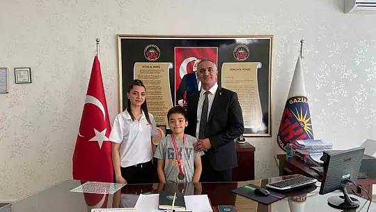 GKV'li minik kulaçlardan yüzme başarısı