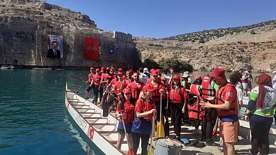GKV'li öğretmenler Fırat'ta kürek çekti