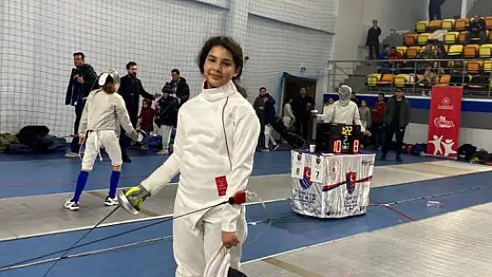 GKV'li Zehra Demirat'tan eskrimde Türkiye derecesi
