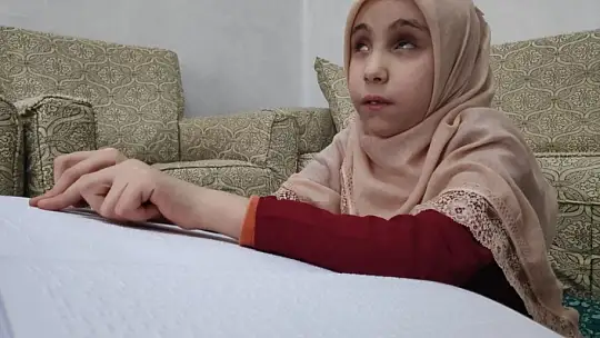 Görme engelli Esmanur uzaktan eğitimle Kuran okumayı öğrendi